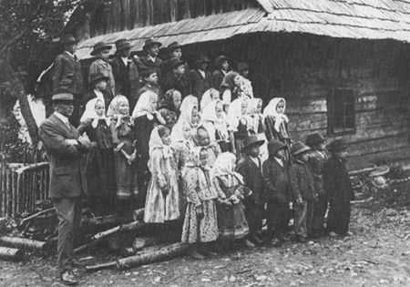 Jednotřídní škola na Soláni byla určena pro pasekářské děti styčných okrajových míst Hutiska, Vel. Karlovic a Nového Hrozenkova. Sloužila až do roku 1925 (ing. K. Mládek, 1913)