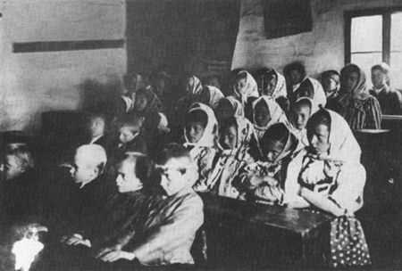 Jednotřídní škola na Soláni byla určena pro pasekářské děti styčných okrajových míst Hutiska, Vel. Karlovic a Nového Hrozenkova. Sloužila až do roku 1925 (ing. K. Mládek, 1913)